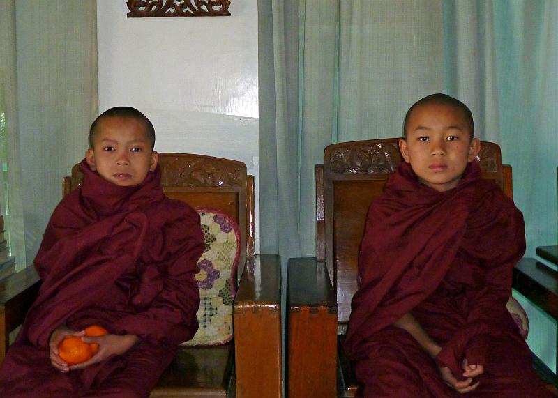 Burma III-051-Seib-2014.jpg - Novices (Photo by Roland Seib)